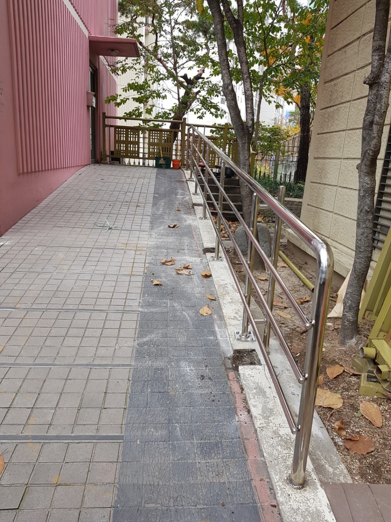 경사로 핸드레일