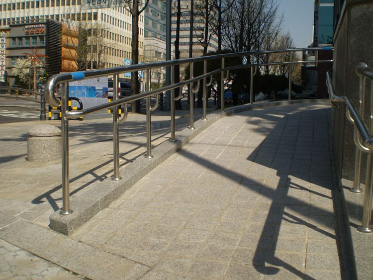 경사로 핸드 레일